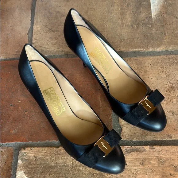 Vintage Salvatore Ferragamo Vara Black Heels with Gold Bow Grosgrain Ribbon EPOC - Picture 2 of 7